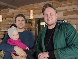 Christoph Radtke (li), mit Lorenz`Tochter Asta im Arm, und Lorenz Köhler sind die Betreiber der neuen Café-Bar in Pieschen.