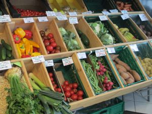 Frisches Obst und Gemüse in selbst gezimmerten Holzkisten