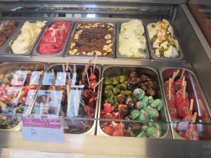 Nepple-Eis in verschiedenen Sorten. Im Laden gibt es auch Großpackungen zum Mitnehmen
