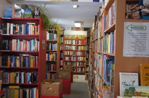 "Meistens nehmen wir die Bücher kistenweise an", sagt Uwe Barthel