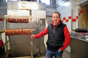 Jean Bernhardt in der Fleischerwerkstatt. Nebenan befindet sich der Partykeller. 