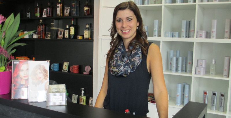 Aileen Schulz hinter dem neuen Tresen. Seit 2013 arbeitet sie als Friseurmeisterin in Pieschen. Foto: P. Schlick