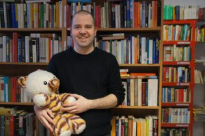 Sein Buchteddy begleitet Uwe Barthel seit seinem zweiten Lebensjahr