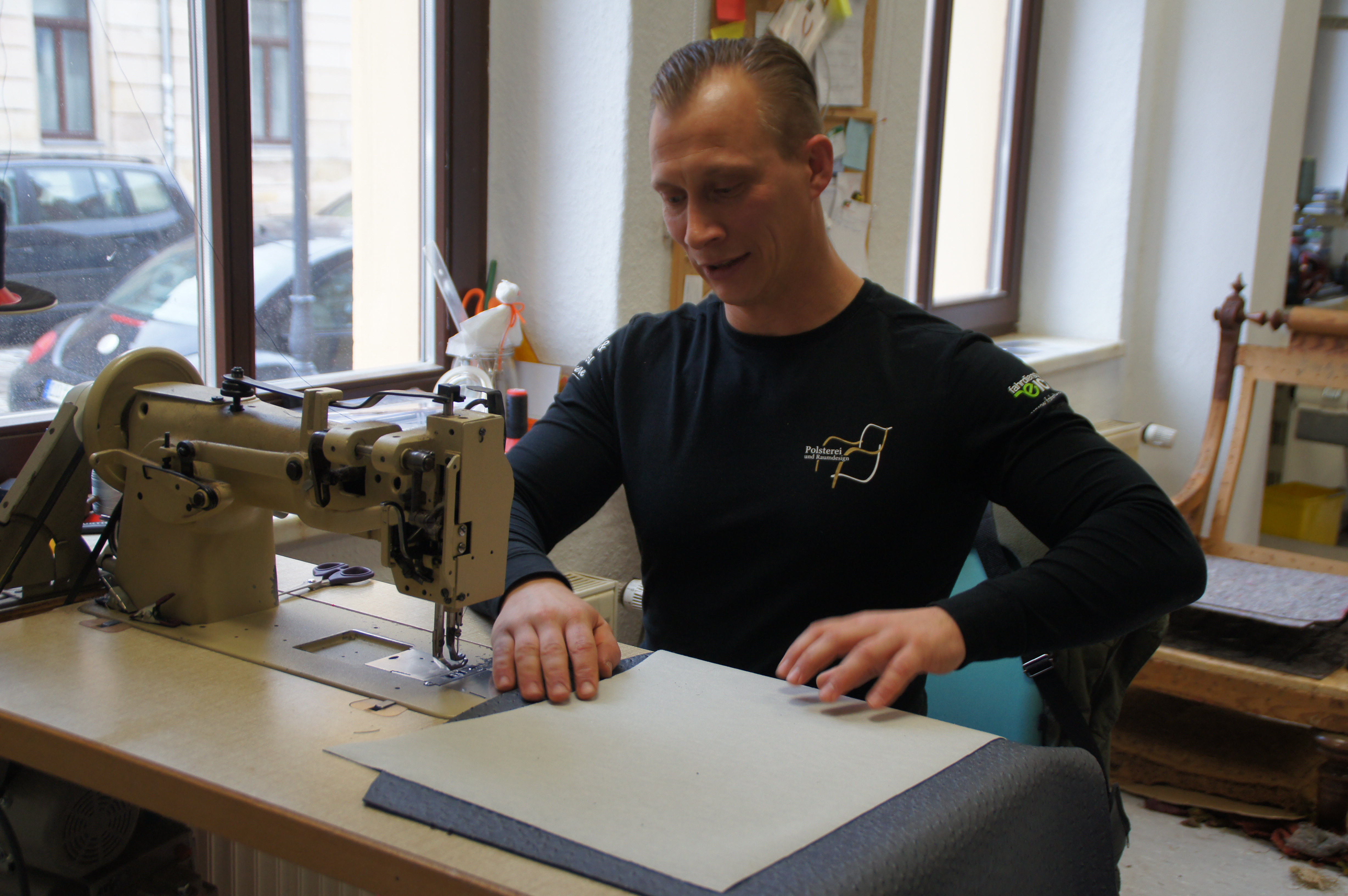 Der Handwerker und die Nähmaschine: Claas Willmann in seiner Werkstatt