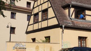 Das Kleinod und sein werkelnder Besitzer. Siehe oben rechts.