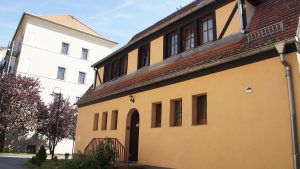 Das Hotel wurde 1905 als Pförtnerhäuschen von Hans Erlwein erbaut