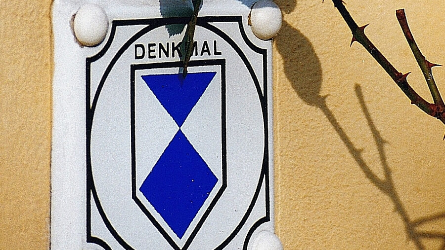 Das Symbol der Denkmalplakette ist von der Kennzeichnung der Haager Konvention zum Schutz von Kulturgut bei bewaffneten Konflikten (1954) abgeleitet. Foto: Archiv/K. Brendler