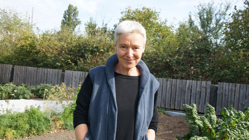 Cornelia Stollberg in ihrem Garten