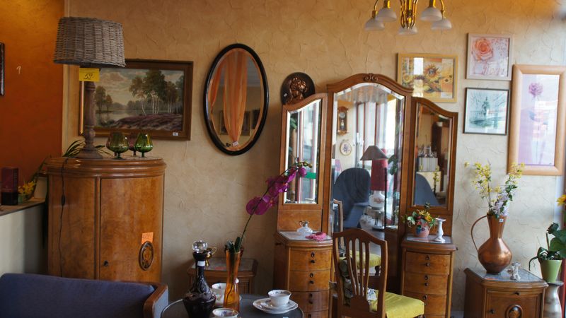 Blick in zukünftige und ehemalige Zimmer: Ute's Möbel A&V