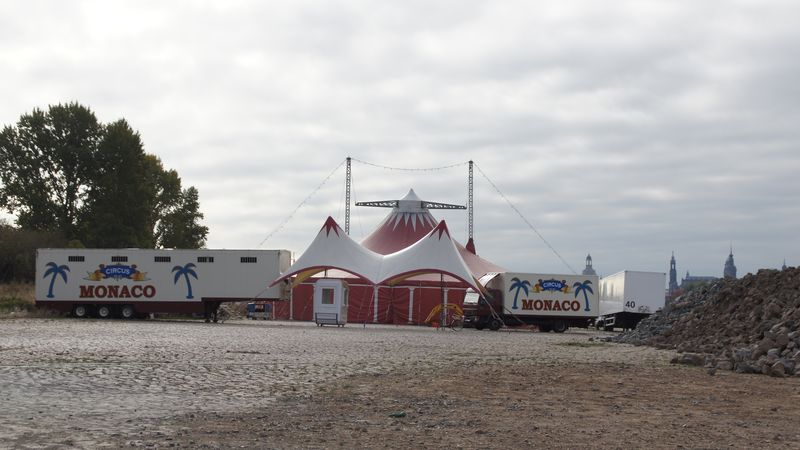 Der Circus Monaco residiert am Pieschener Elbufer