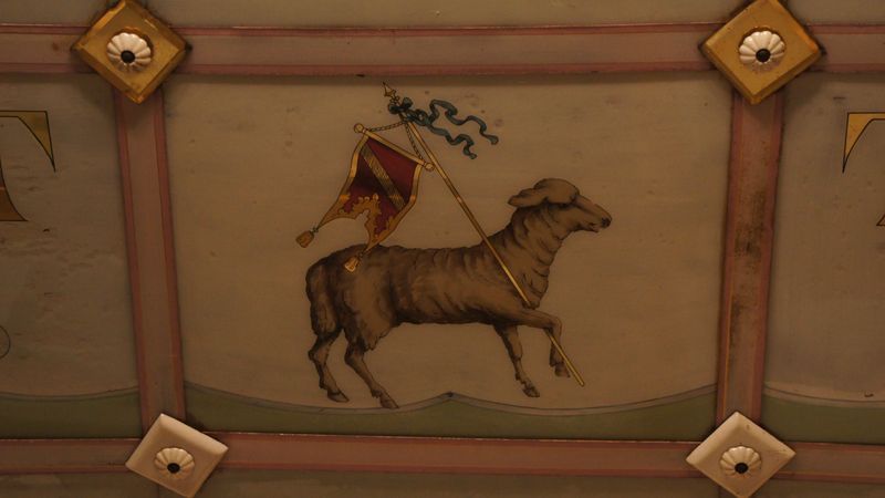 Zeichen der Fleischerinnung an der Decke