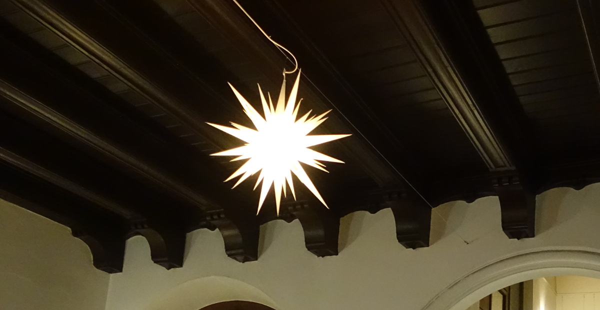 Unter der mehr als einhundert Jahre alten denkmalgeschützten Holzdecke leuchtet der Stern. Foto: W. Schenk