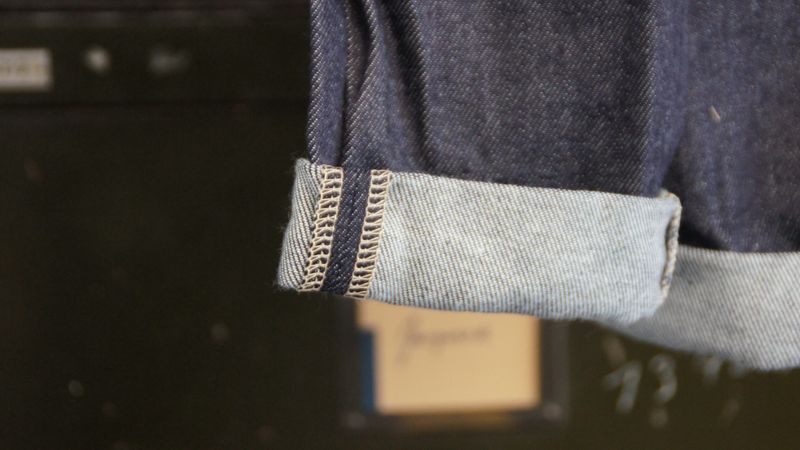 Die sichtbare Naht am Hosenaufschlag ist ein Zeichen für Qualität