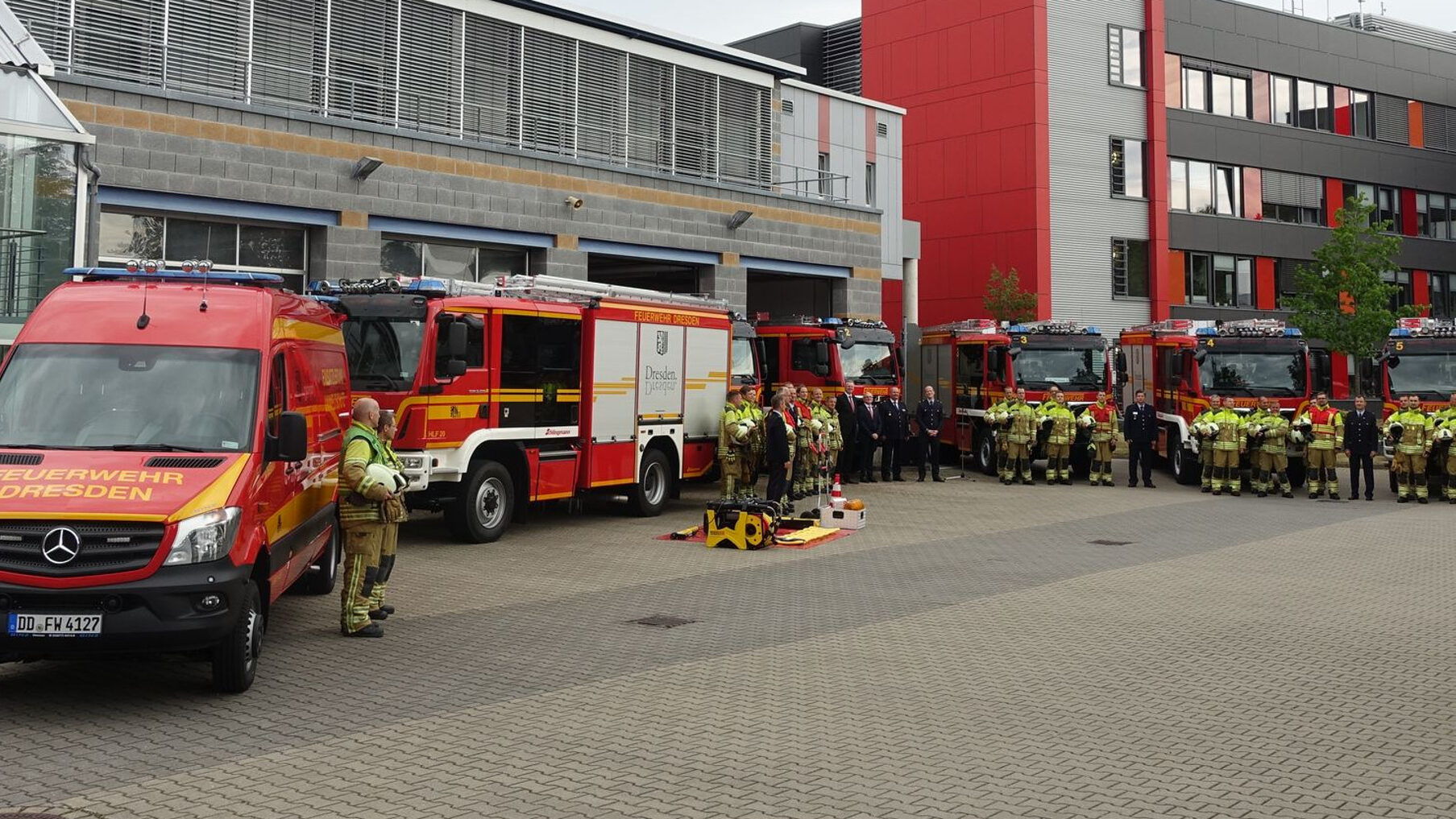Im Einsatz waren unter anderem Feuerwehrleute von der Feuerwache Übigau - Foto: W. Schenk