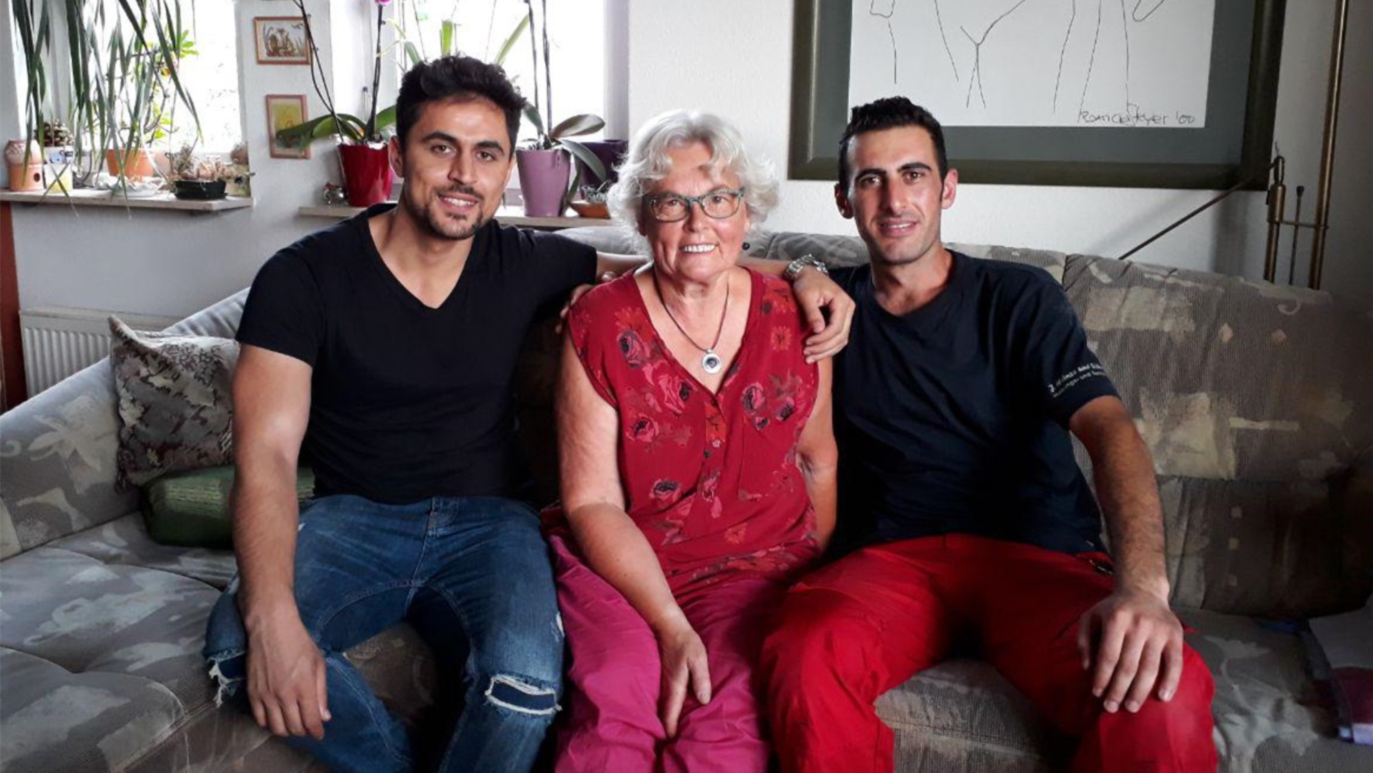 Oma Heidi mit ihren beiden "Patenkindern" Bashdar (l.) und Zana. Seit mehreren Jahren kümmert sich die Dresdner Rentnerin um die beiden Geflüchteten.