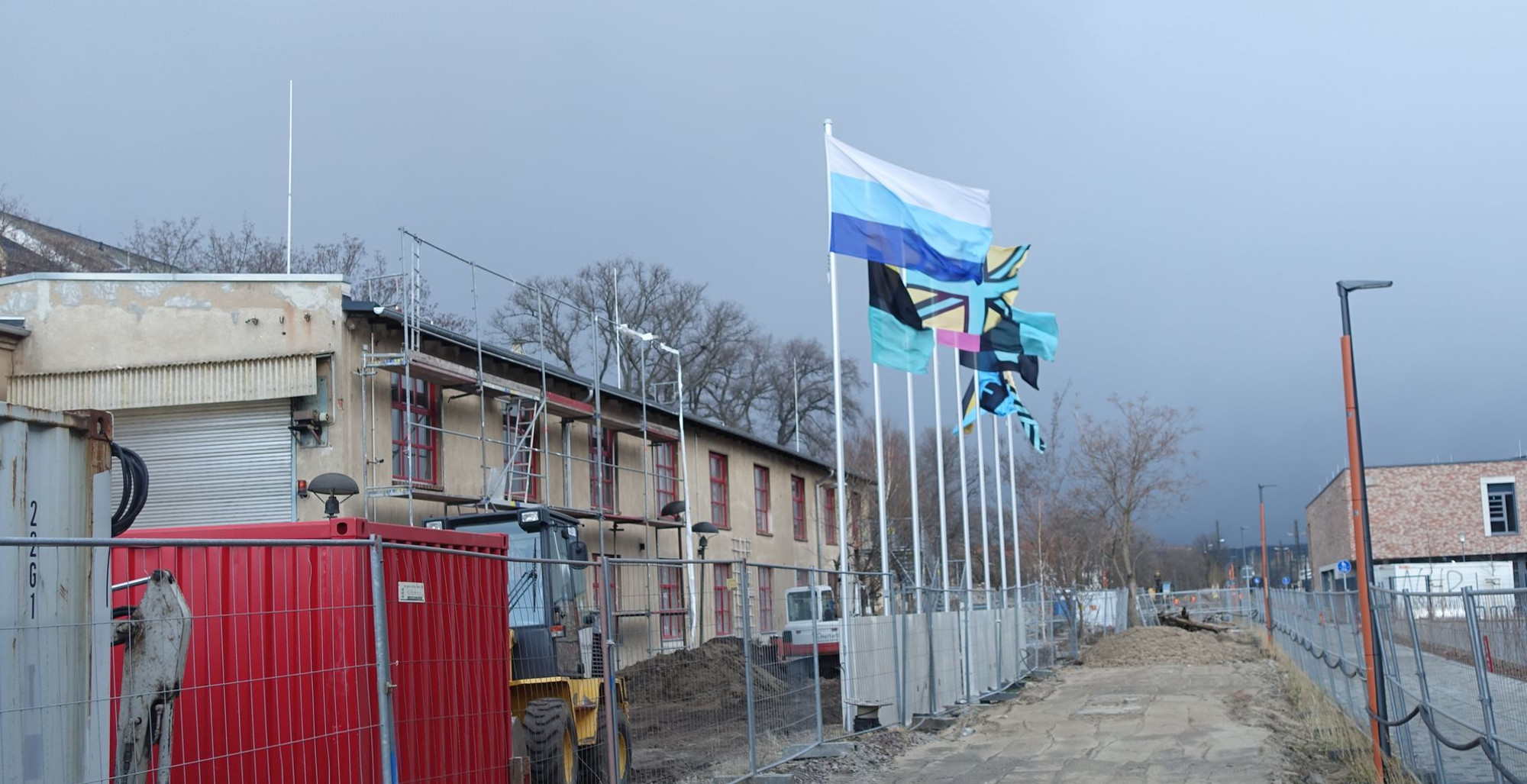 Die Flaggen sind Bestandteil der Neugestaltung des GEH8 Areals. Foto: W. Schenk 