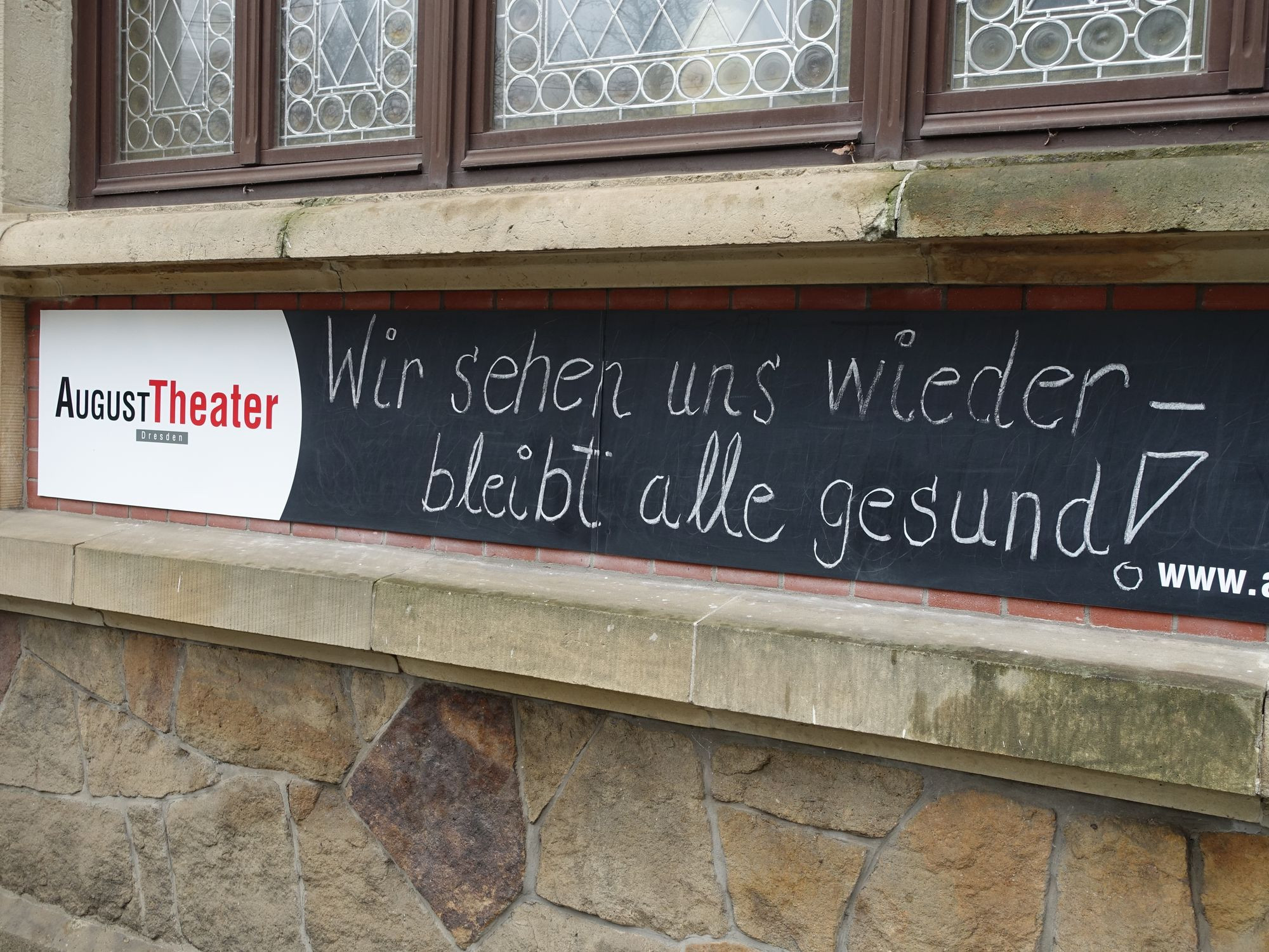 Das geschlossene August Theater grüßt seine Zuschauer. Foto: W. Schenk