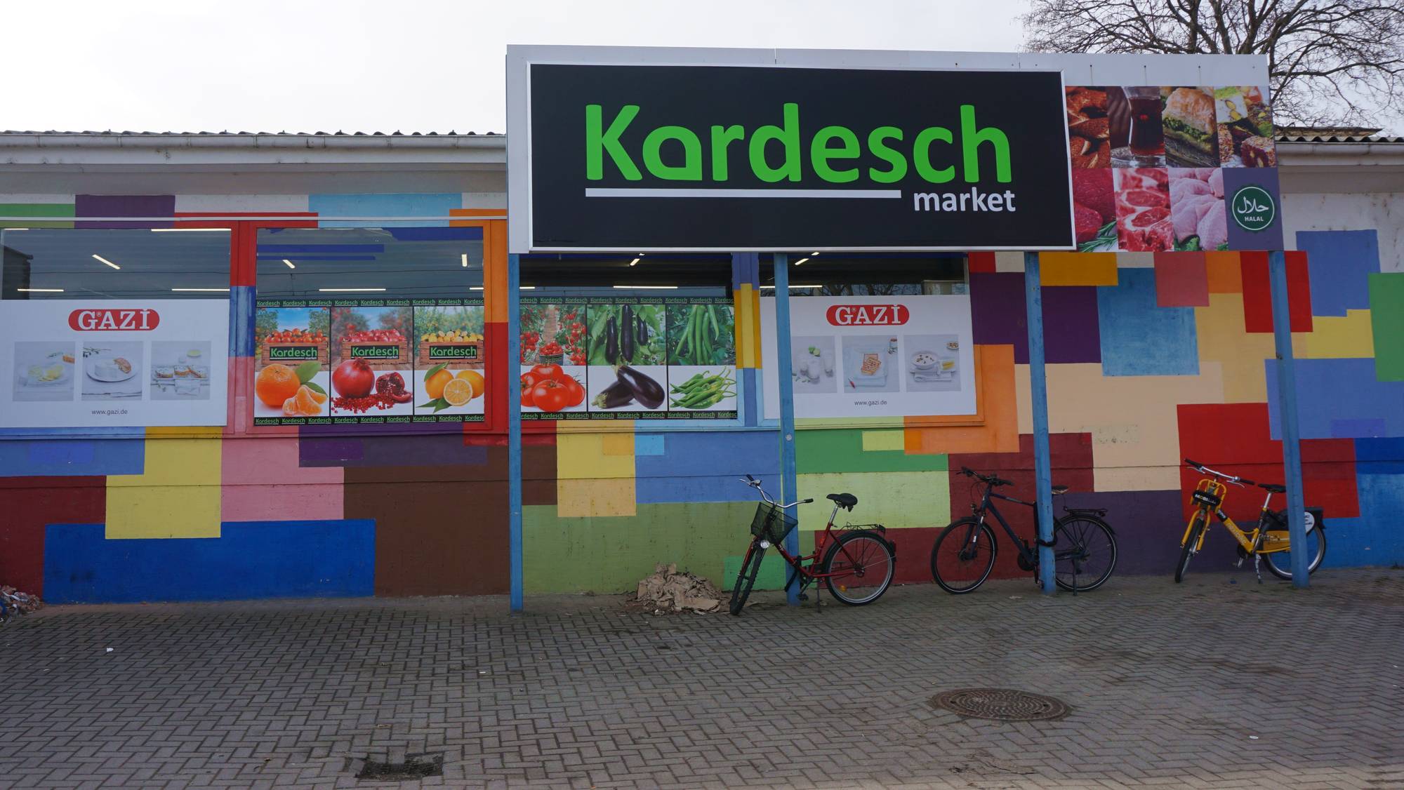 Der nagelneue Supermarkt lockt mit Werbung und Schild. Alle Foto: E. Renneberg