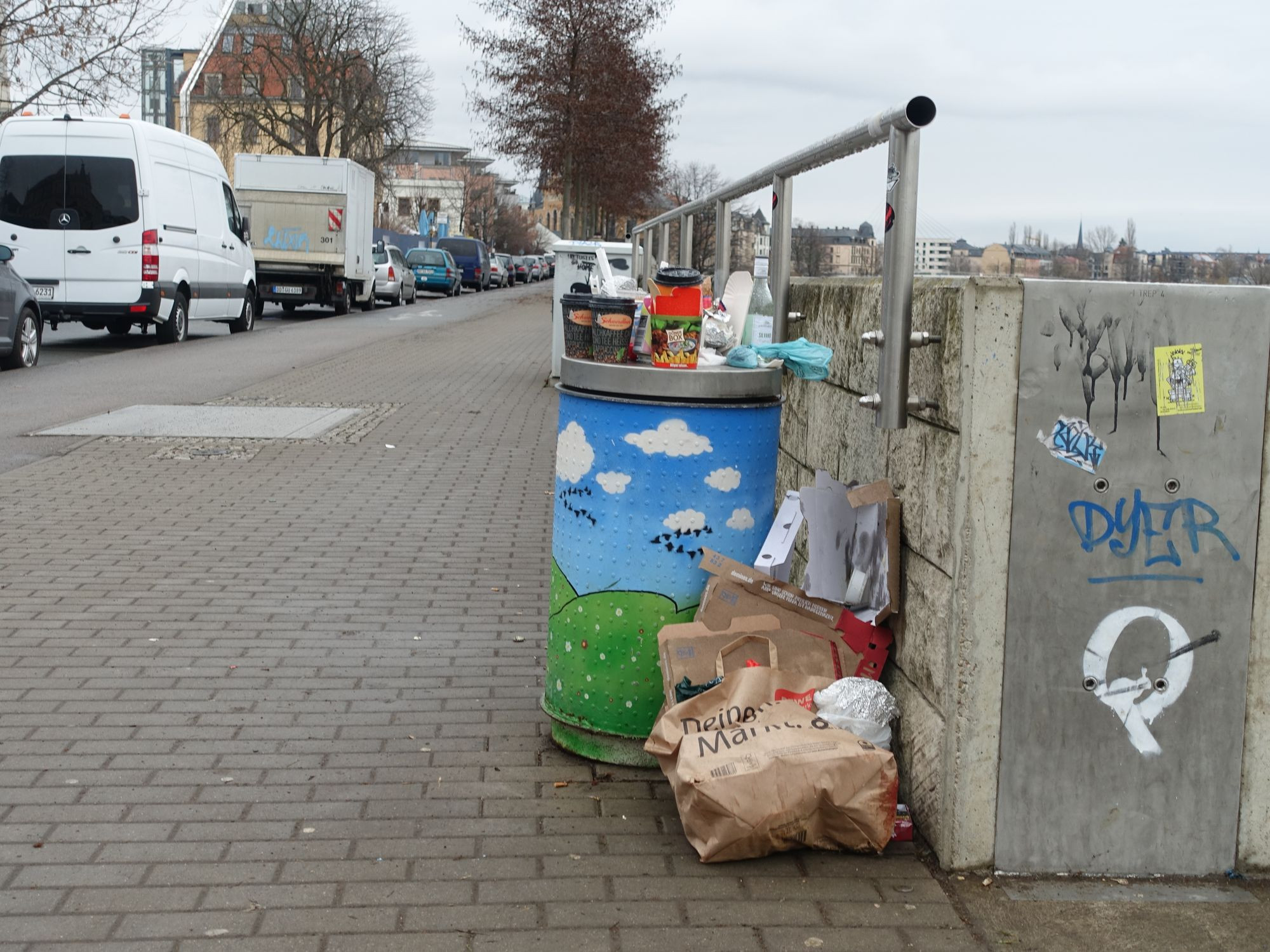 Kötzschebroder Strasse Fussweg Müll
