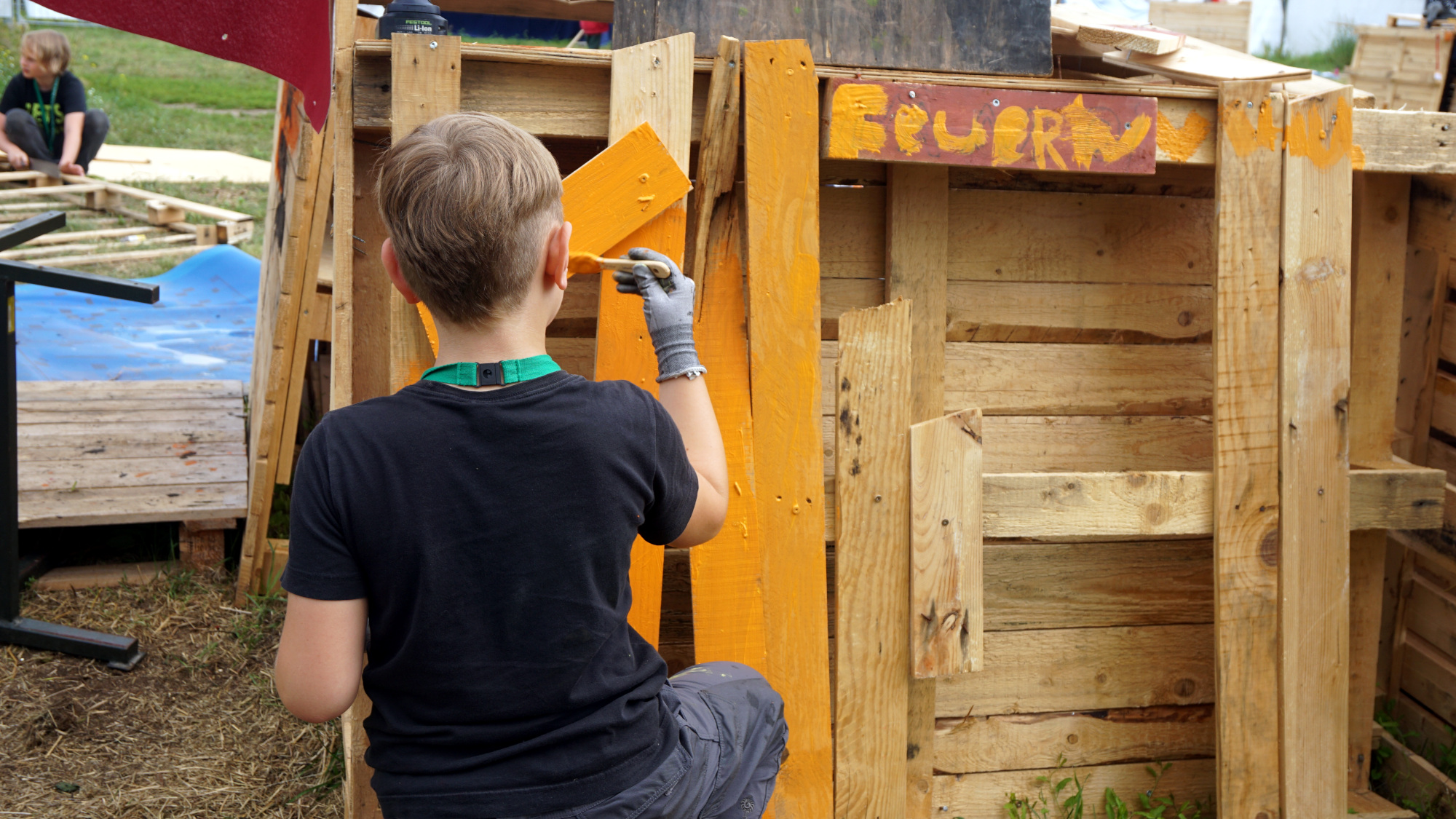 Die Feuerwache wird noch angestrichen - es muss ja nicht immer rot sein. Foto: E. Renneberg