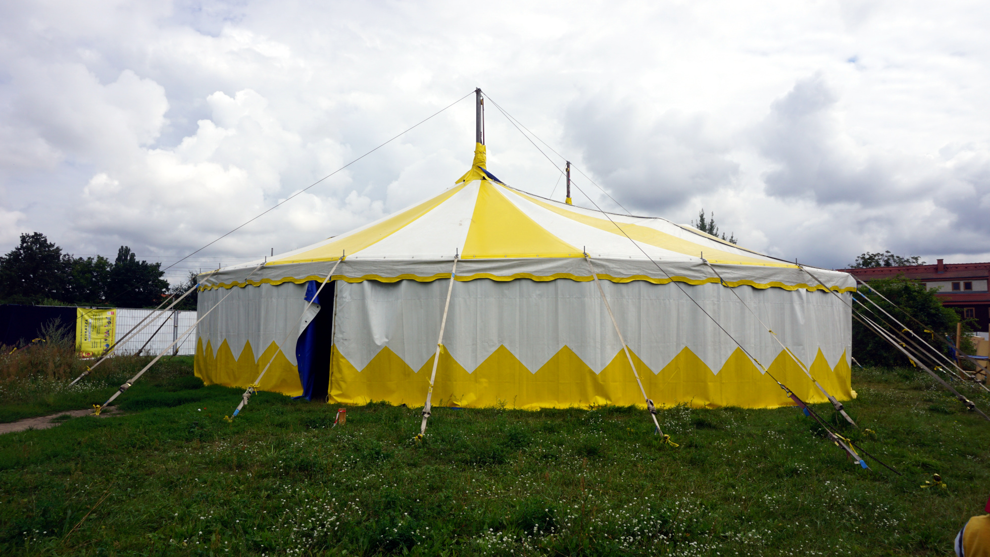 Herzstück der Stadt: das RAZ-Zelt. Foto_ E. Renneberg