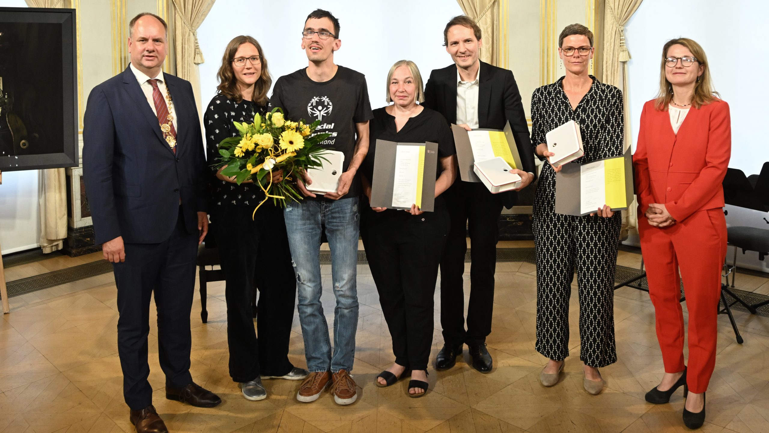 Kunstförderpreis für farbwerk e.V., von links nach rechts: Dirk Hilbert, Silke Stuck Vorstand , David Köhler farbwerk-Künstler; Jacqueline Hamann Künstl. Leitung farbwerk, Sven Helbig, Svea Duwe, Annekatrin Klepsch - Foto: Jürgen Männel