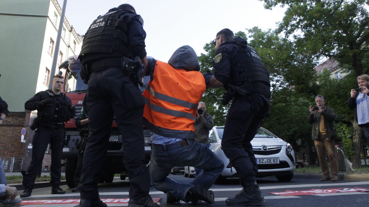 Eine Person wurde von der Polizei beiseite getragen. - Foto: Letzte Generation