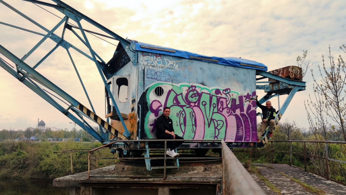 Tino Fleischer (links) und Kai Roscher (rechts) und der freigelegte Kran - Foto: Maren Kaster