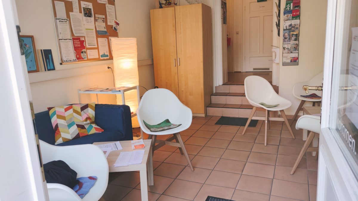 Der Tagestreff und zugleich Eingangsbereich wirkt einladend und gemütlich. - Foto: Maren Kaster
