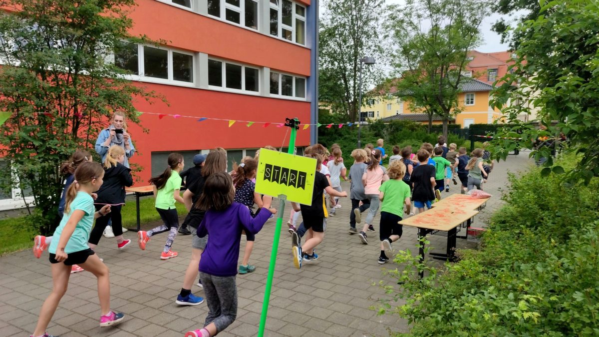 Die Drittklässler der 106. Grundschule beginnen ihren Lauf. - Foto: Maren Kaster