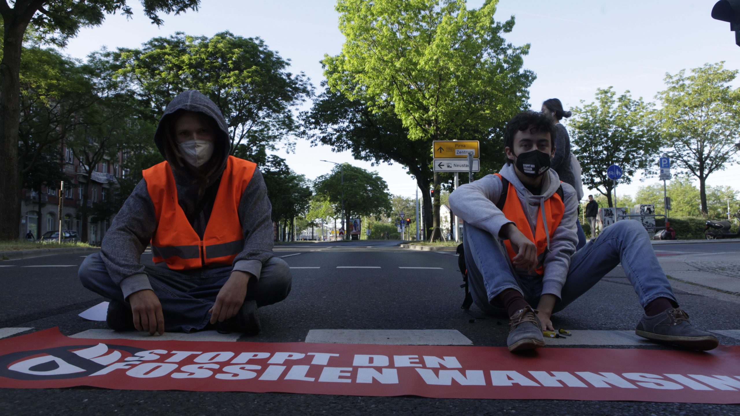 Die Gruppe "Letzte Generation" blockiert die Hansastraße. - Foto: Letzte Generation