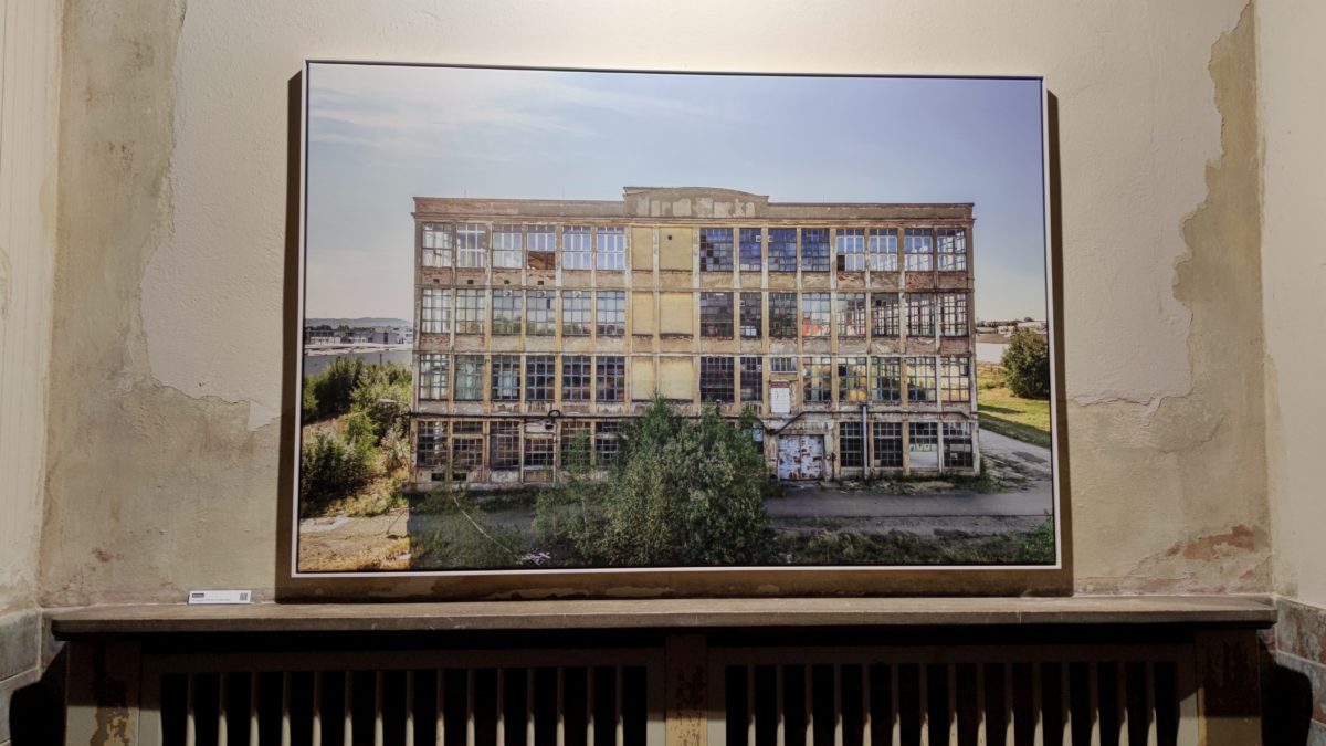 Rainer Viertlböcks Fotografie des ehemaligen Außenlagers Zwickau (1944-45), ,Hochbau' der ehemaligen Horch-Werke. Heute steht es leer. Auf dem Lagergelände wurden Werkhallen gebaut, an denen eine Gedenktafel angebracht wurde. - Foto: Maren Kaster