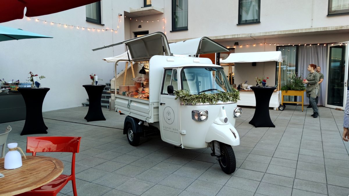 In kleinen Marktständen wurde das Essen präsentiert. - Foto: Maren Kaster