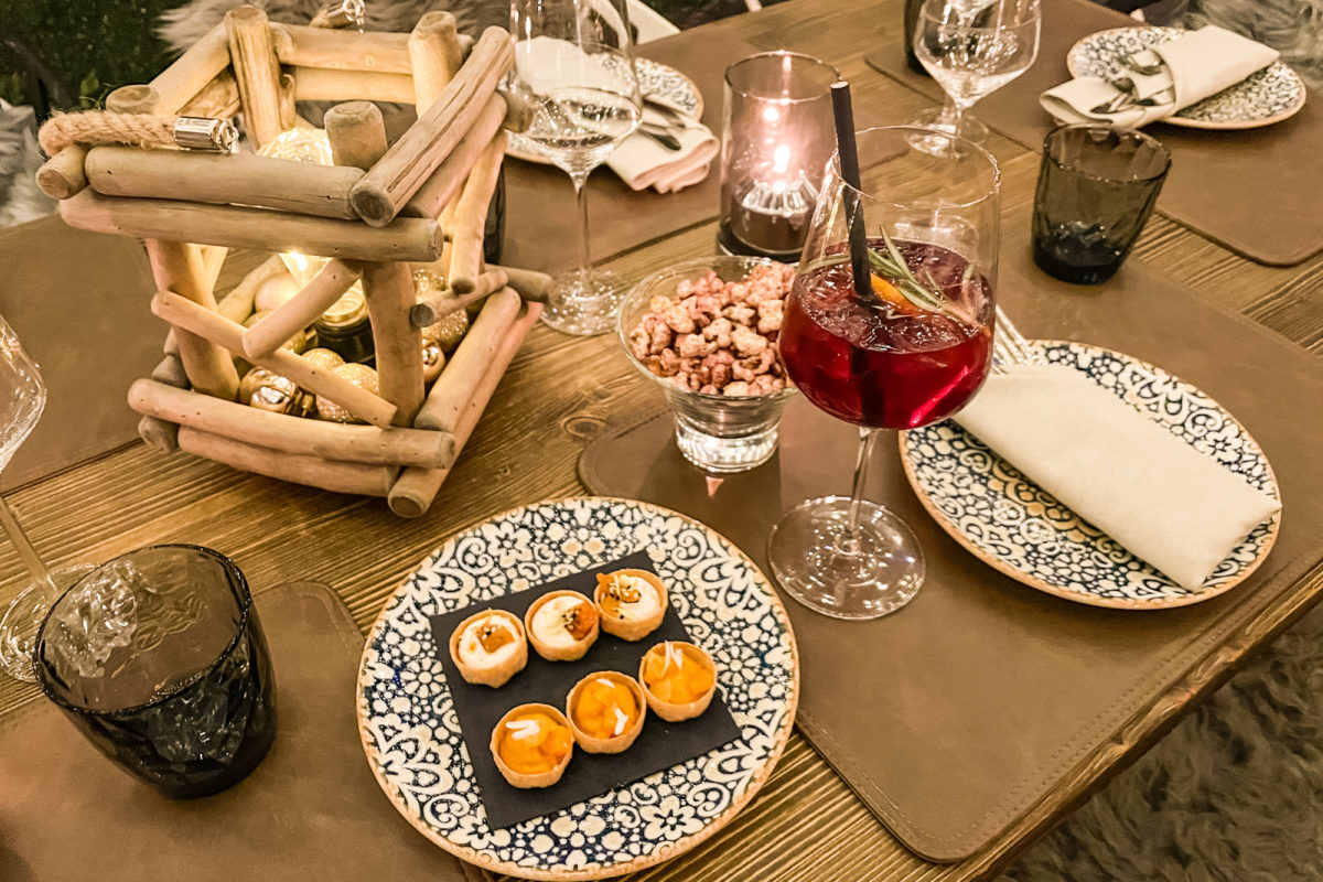 Hibiscus-Curry-Popcorn sowie Kürbis-Aprikose und Zitrone-Joghurt mit Paprika und Cocktail – Foto: Ulrich van Stipriaan