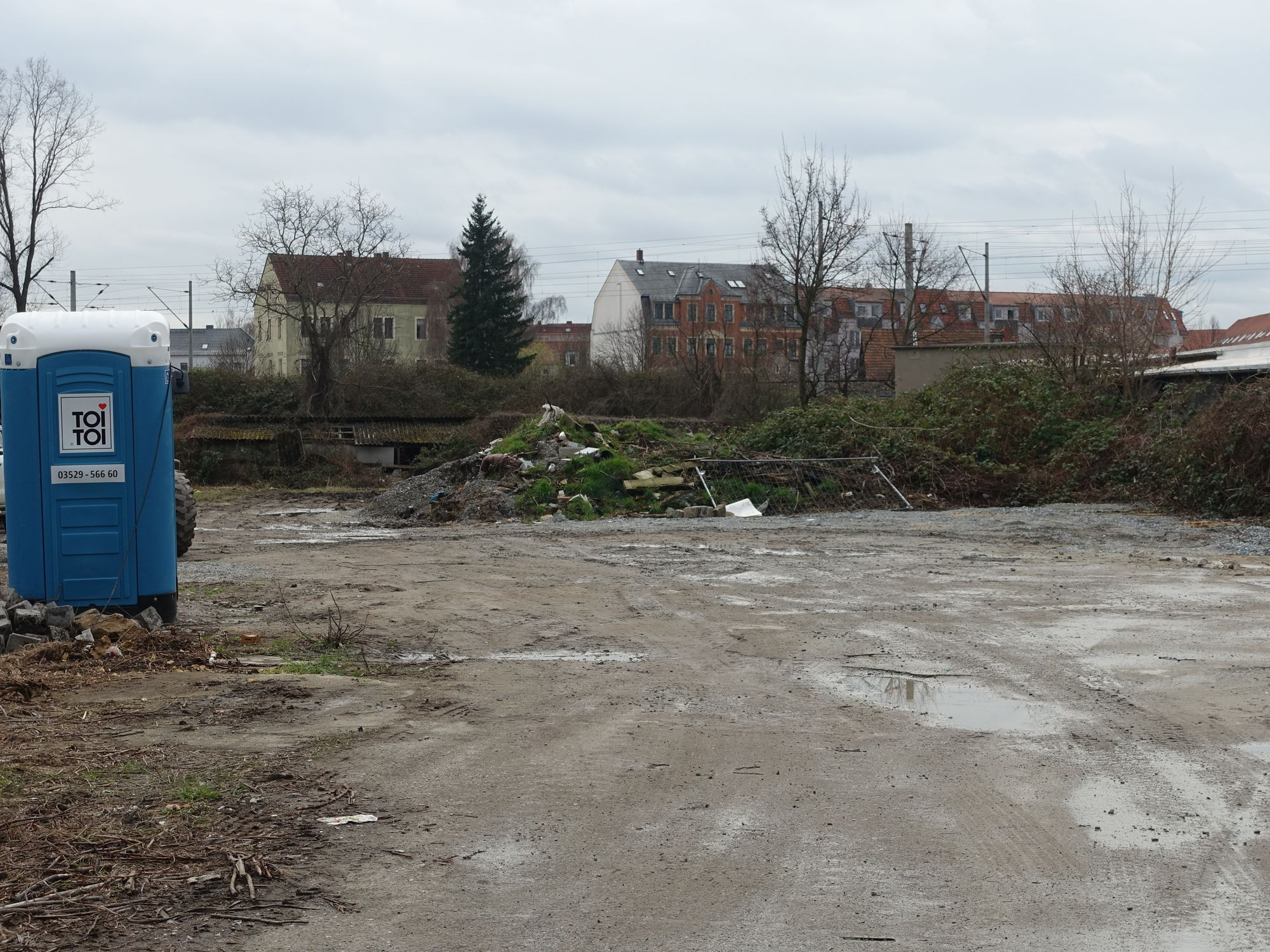 Zwölf Wohncontainer und 13 kleinere für Sanitäranlagen, Küche, Wachpersonal usw. sollen hier aufgebaut werden. Foto: W. Schenk