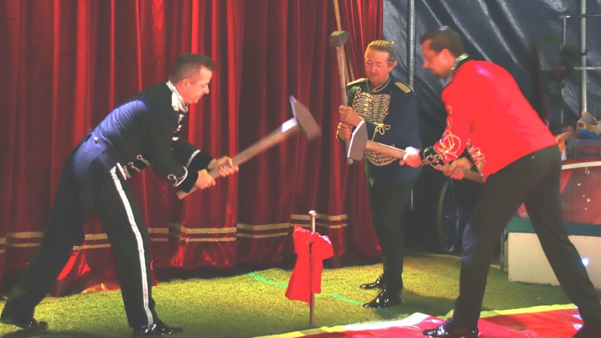 Mit dem Einschlagen eines Ankers beginnt jeder Zirkuszeltaufbau. 