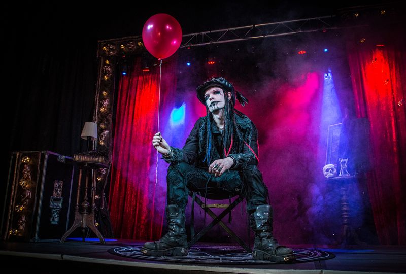 Dshini Ignis ist Kunstfigur und Alter Ego. Foto: PR