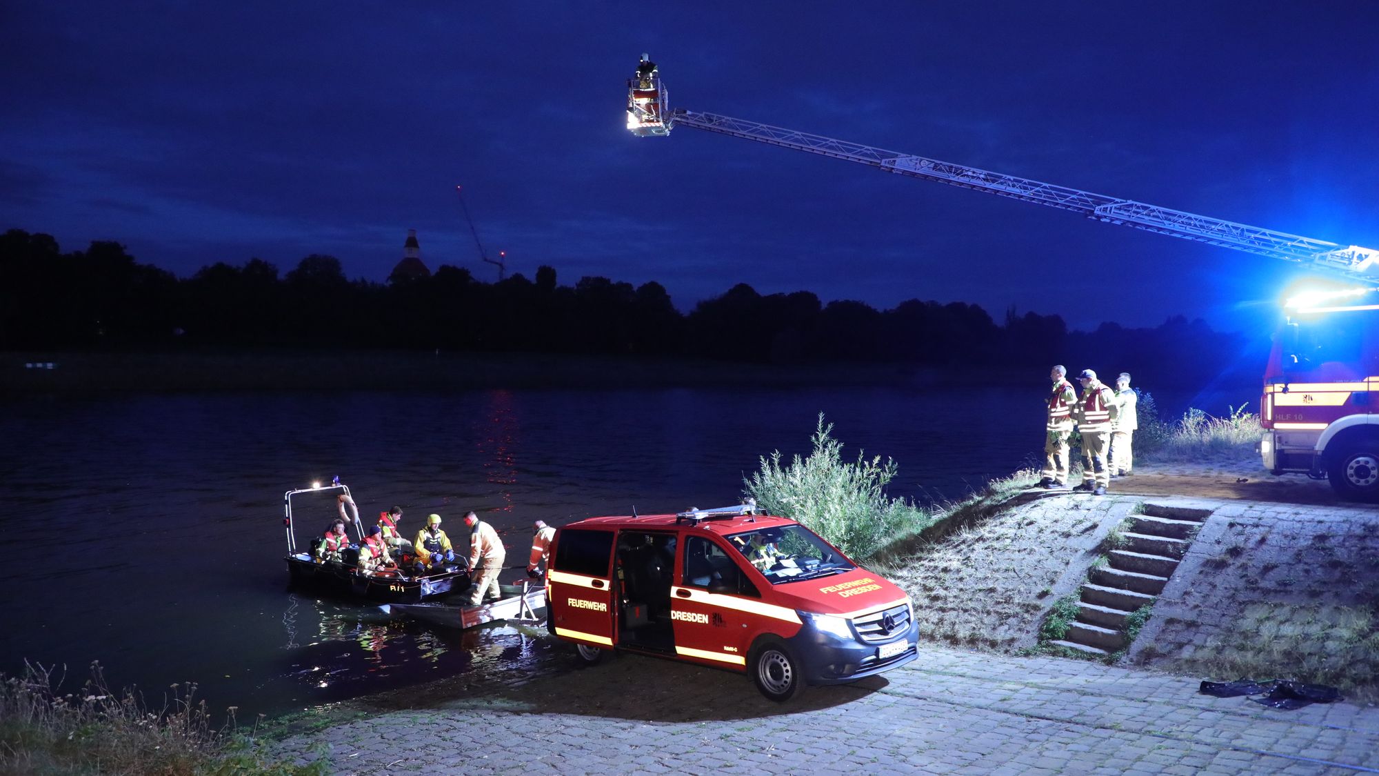 Einsatz an und auf der Elbe. Foto: Roland Halkasch