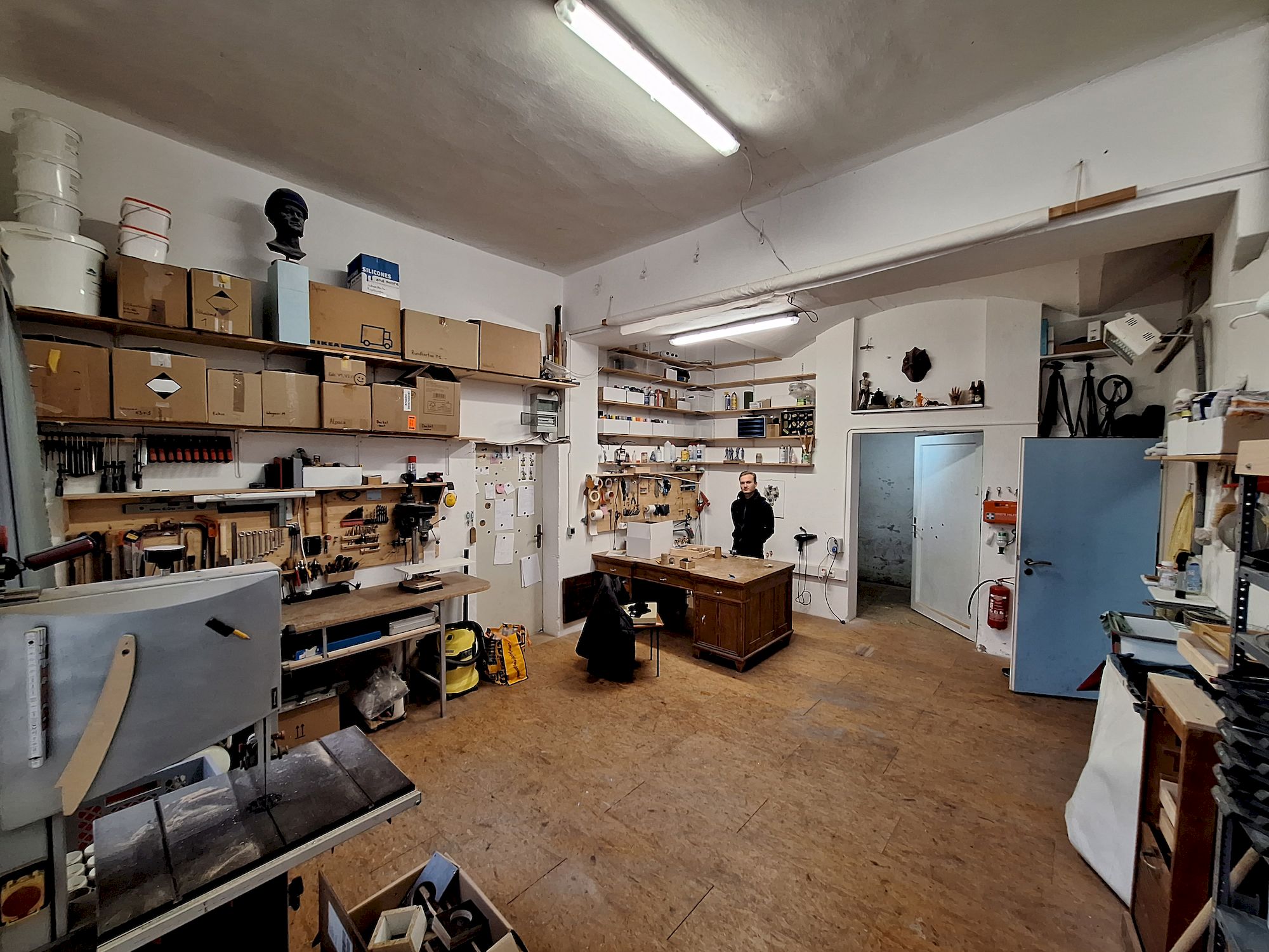 Leopold Dietrich in seiner Werkstatt.