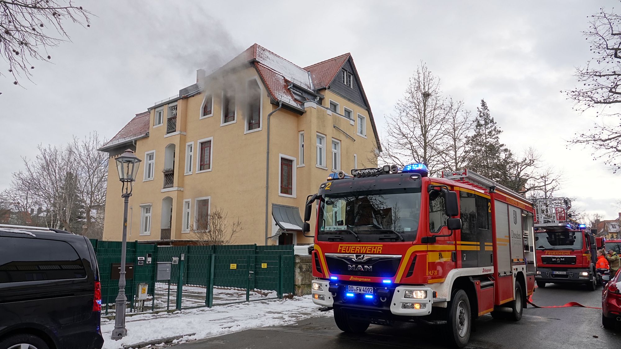 Brand auf der Wilder-Mann-Straße in Trachau. Foto: Roland Halkasch
