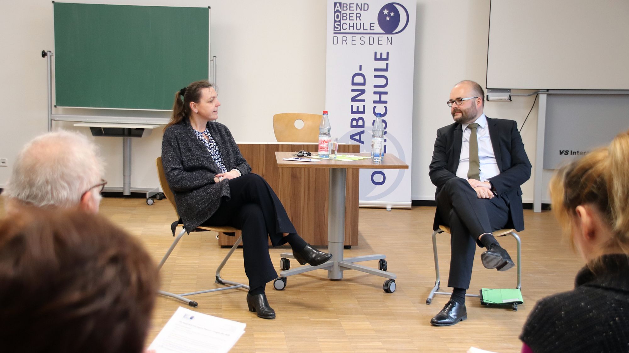 Schulleiterin Uta Hanke im Gespräch mit Kultusminister Christian Piwarz.