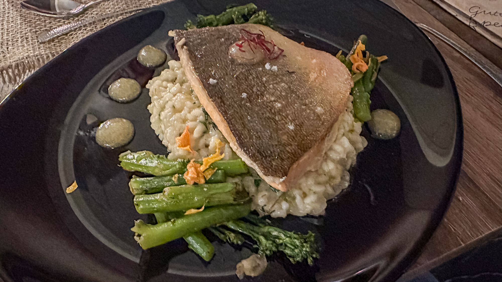 See Saibling, Limetten Risotto, Wilder Mandelbrokkoli und Yuzu im Nr.13