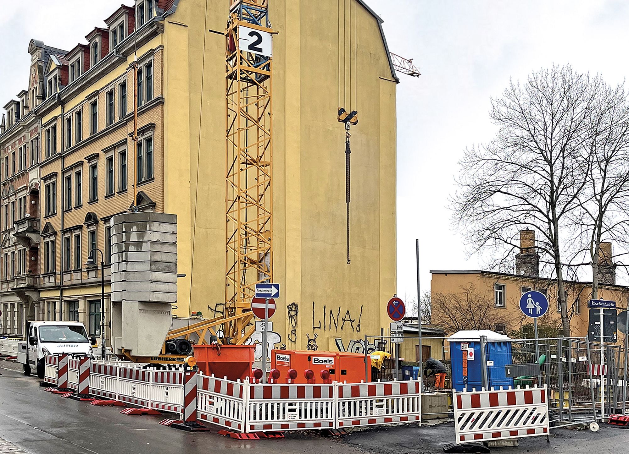 An der Moritzburger Straße entsteht das neue Mehrfamilienhaus. Foto: basis d