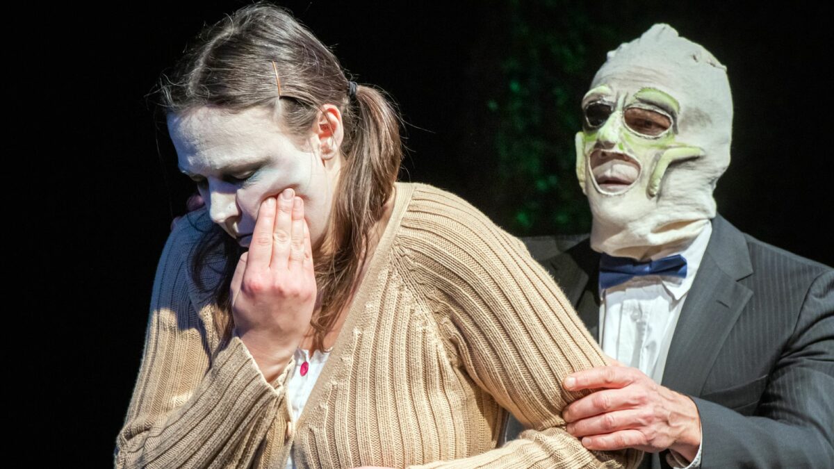 Strumpfmasken für die Toten: "Jubiläum – Eine Geisterstunde". Foto: Spielbrett e.V.