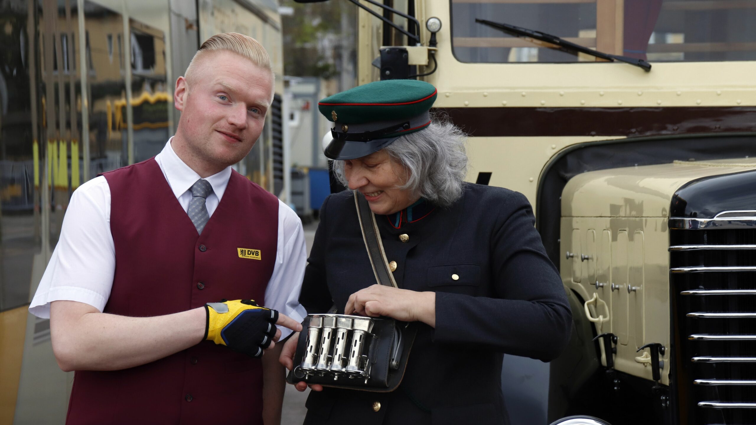 Früher wurde im Bus noch bei der Schaffnerin bar bezahlt. Heute gibt es Ticketautomaten. Foto: F. Varga