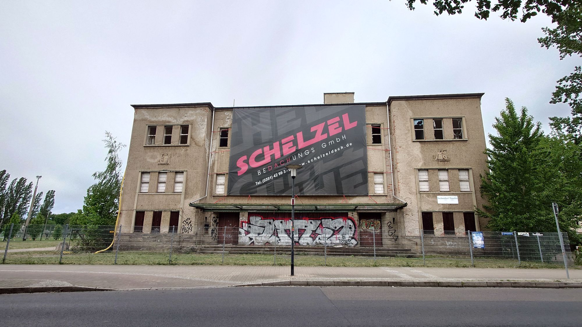 Trauriger Höhepunkt des Rundgangs - die Sachsenbad-Ruine - Foto: J. Frintert