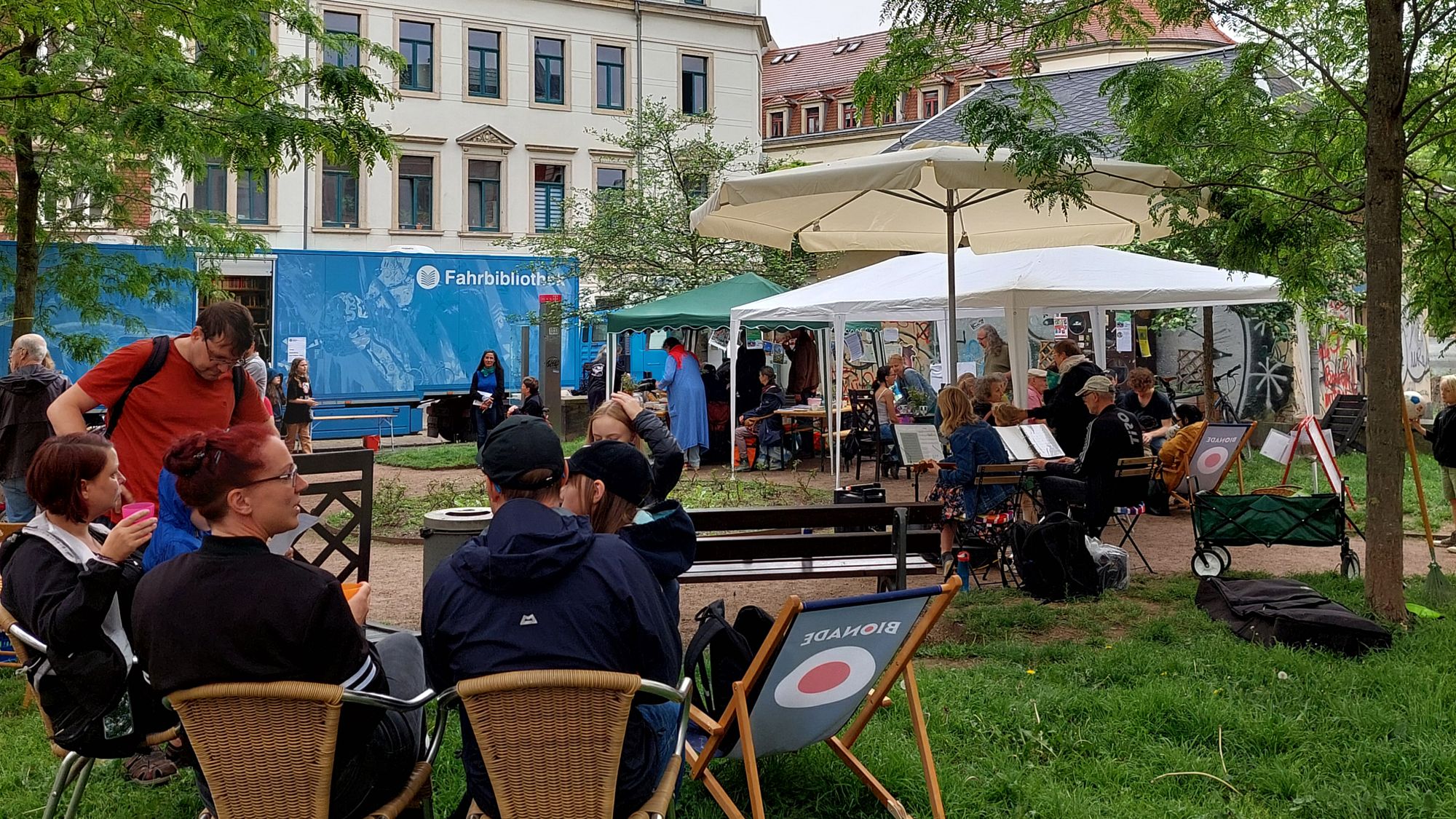 Treffpunkt für herzliche und bunte Events: der Konkordienplatz. Hier der Nachbarschaftsbrunch am Konkordienplatz Anfang Mai. Foto: René Kaufmann