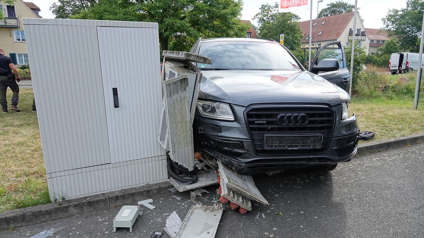 Die rasante Fluchtfahrt endet an einem Stromkasten an der Kötzschenbroder Straße - Foto: Roland Halkasch