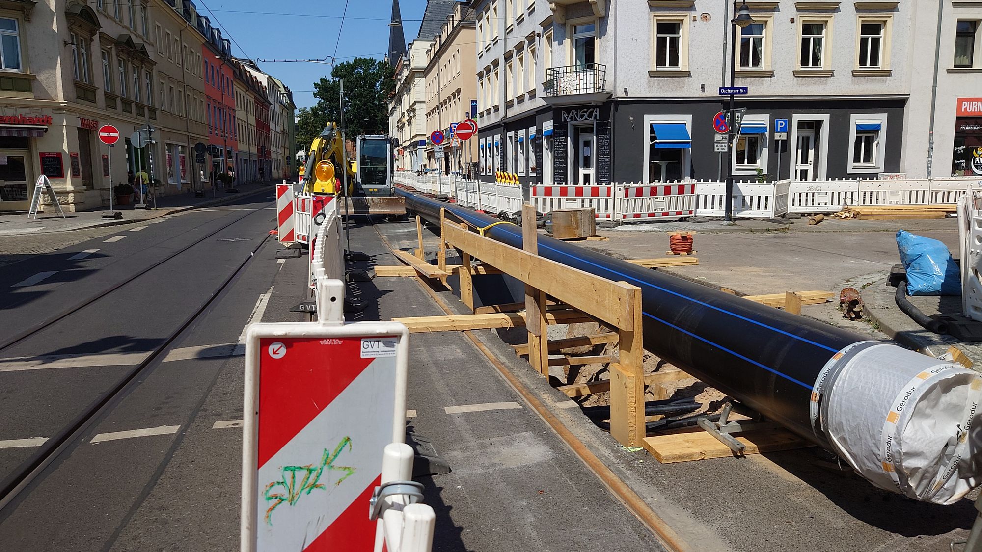 Diese PE-Rohre werden in die alten Trinkwasserrohre eingezogen. Foto: J. Frintert