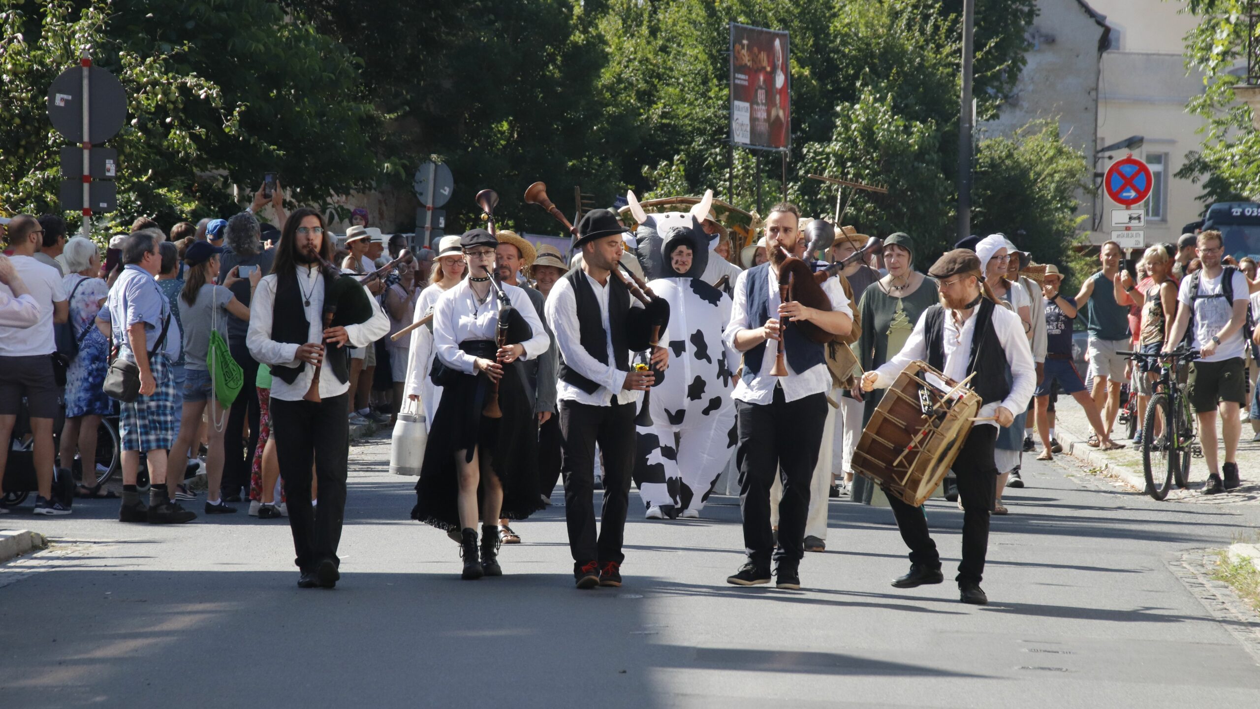 Den Auftakt machte eine Dudelsack-Truppe.